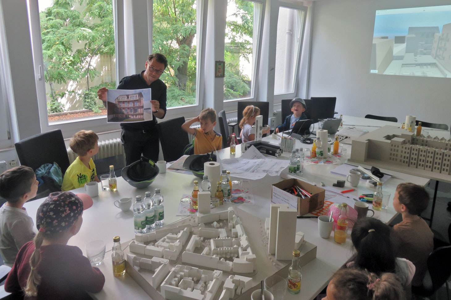 Künftige Baumeister zu Besuch