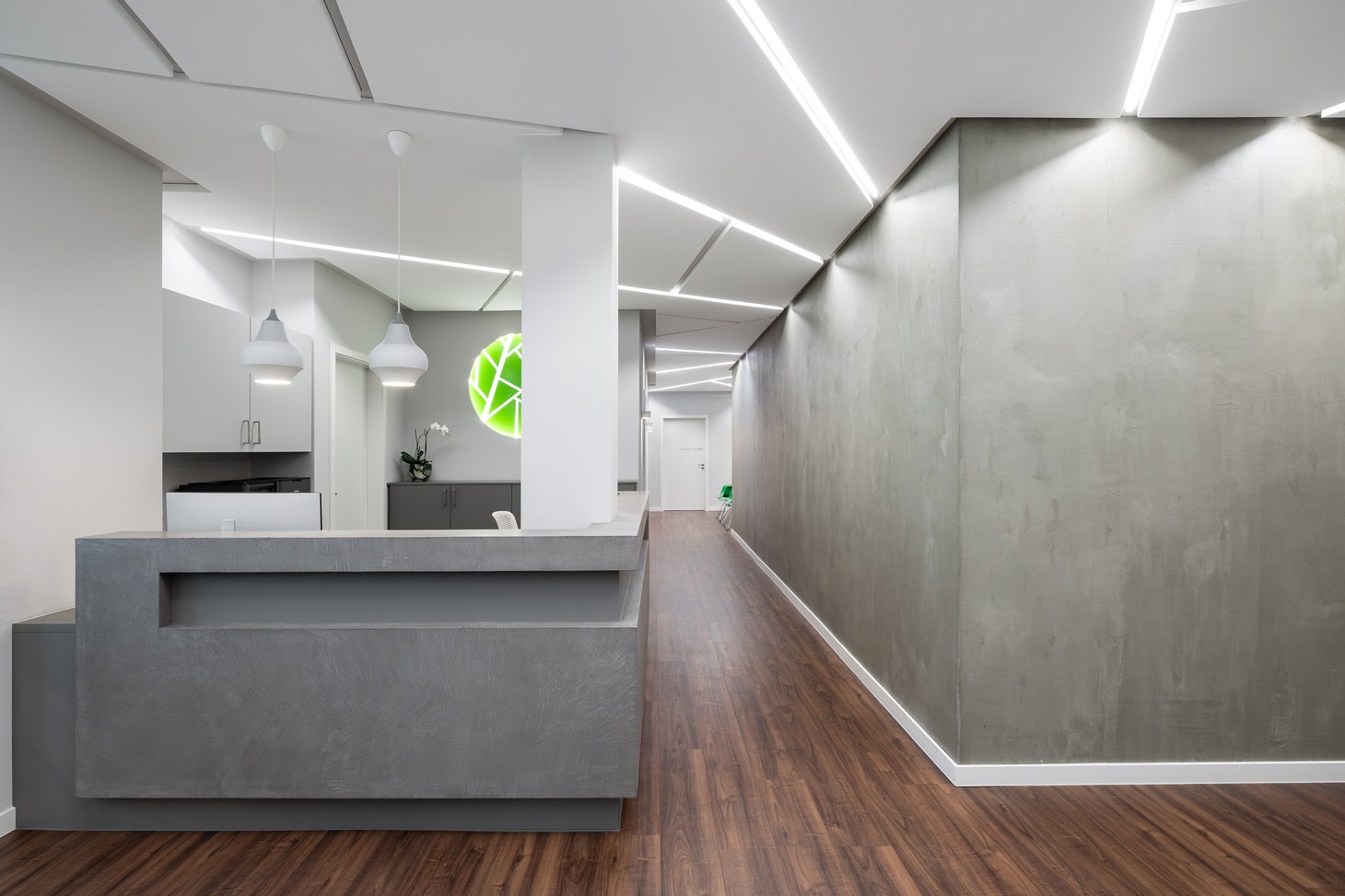 Umbau einer Bürofläche zur Facharztpraxis HOCHDREI - Medizinische Präzision im Raum